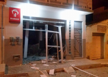 Bandidos explodem caixas eletrônicos do Bradesco e SICOOB de Quixabeira