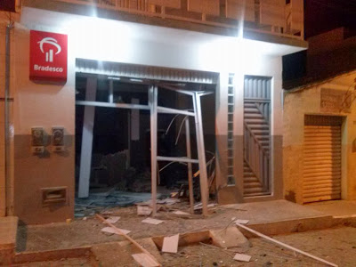 Bandidos explodem caixas eletrônicos do Bradesco e SICOOB de Quixabeira