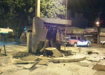 Bandidos detonam caixa eletrônico do BB em Feira de Santana