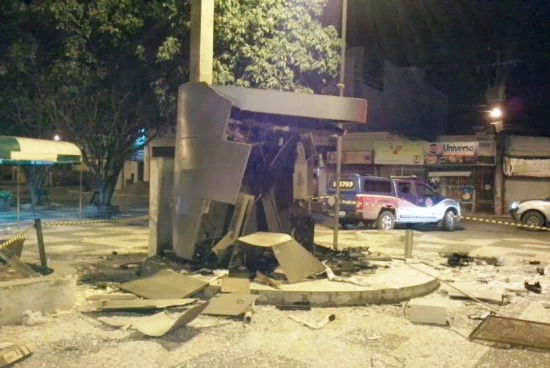 Bandidos detonam caixa eletrônico do BB em Feira de Santana