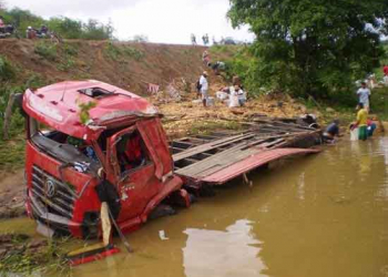 Caminhão carregado de batatinha capota na BA 130 e mata motorista
