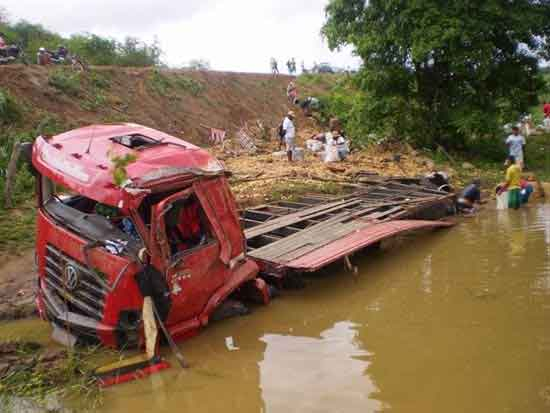Caminhão carregado de batatinha capota na BA 130 e mata motorista