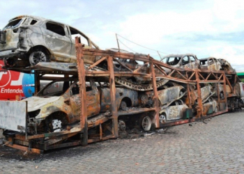 Caminhão cegonha pega fogo e destrói 11 veículos em Camaçari