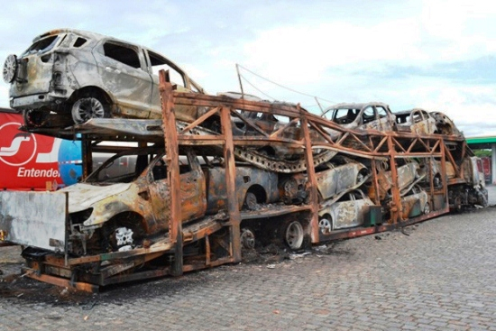 Caminhão cegonha pega fogo e destrói 11 veículos em Camaçari