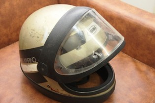 Capacete pode ter ajudado na penetração mais profunda da bala