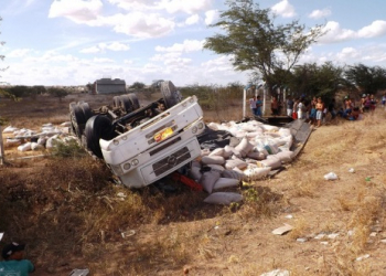 Tucano – Caminhão carregado de milho capota depois de ter sido fechado por carreta