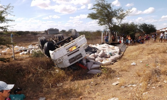 Tucano – Caminhão carregado de milho capota depois de ter sido fechado por carreta