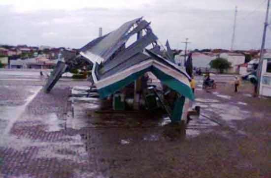 Cobertura do posto de combustíveis totalmente destruída.
