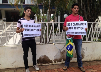 Divulgador se acorrenta em fórum no AC por liberação da Telexfree