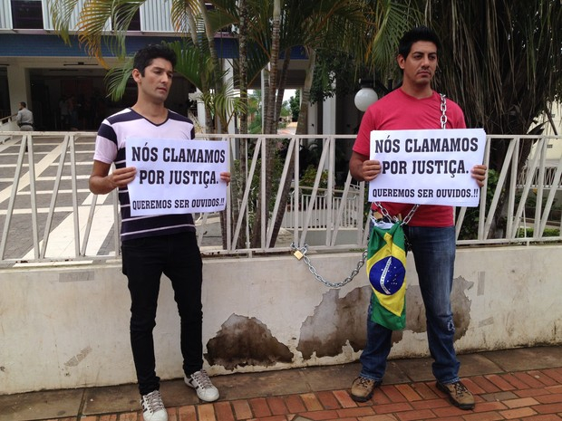 Divulgador se acorrenta em fórum no AC por liberação da Telexfree