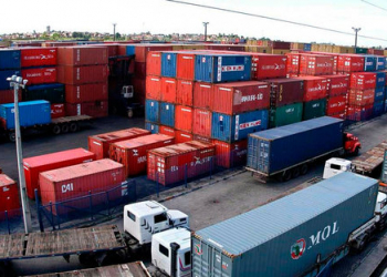 Motorista morre após container de 29 toneladas cair em cima de caminhão