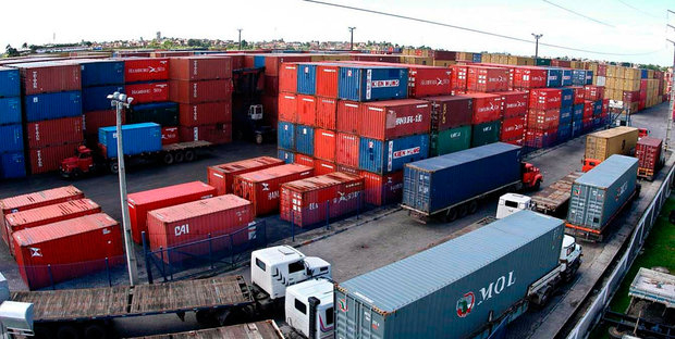 Motorista morre após container de 29 toneladas cair em cima de caminhão