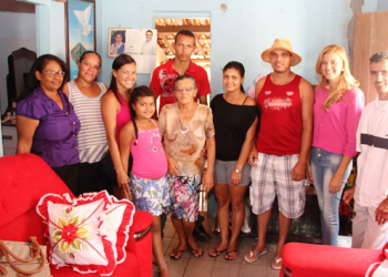 Jovem da cidade de Rafael Jambeiro tem emocionante encontro com familiares que não os conheciam em Coité