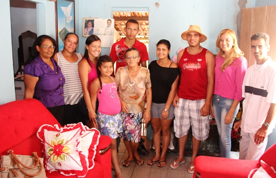 Jovem da cidade de Rafael Jambeiro tem emocionante encontro com familiares que não os conheciam em Coité