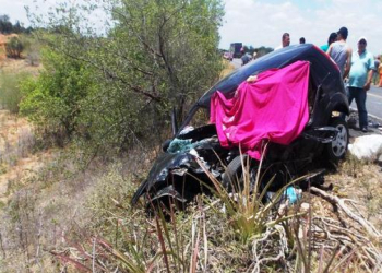 Motorista morre ao colidir Fiesta com carreta na BR 116