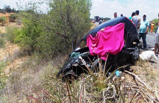 Motorista morre ao colidir Fiesta com carreta na BR 116