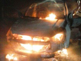 Bandidos explodem caixa eletrônico e toca fogo em veículo na cidade de Seabra