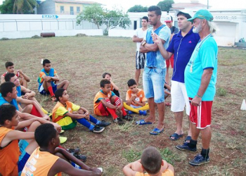 Atleta coiteense que joga na divisão de base do São Paulo prestigia treino da Escolinha de Lelo Pereira