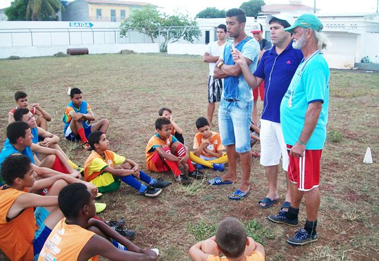 Atleta coiteense que joga na divisão de base do São Paulo prestigia treino da Escolinha de Lelo Pereira