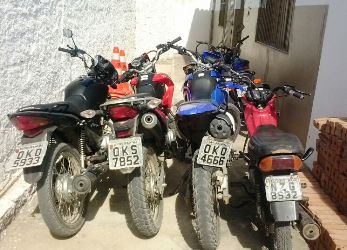PM de Queimadas recupera cinco motos com restrições de roubo, e apresenta suspeitos da venda e receptação dos veículos