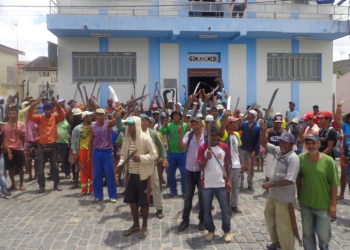 MST invade prefeitura de Santaluz para reivindicar cumprimento de compromissos do prefeito em prol da categoria