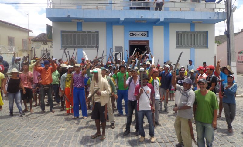 MST invade prefeitura de Santaluz para reivindicar cumprimento de compromissos do prefeito em prol da categoria