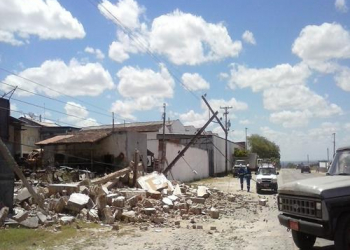 Muro de batedeira de sisal desaba e derruba poste de rede elétrica