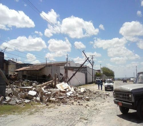 Muro de batedeira de sisal desaba e derruba poste de rede elétrica