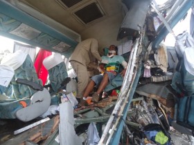 Uma das vítimas dendo atendida