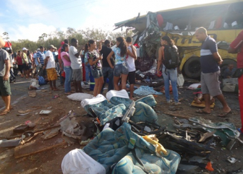 Ônibus da Gontijo se choca com trator que desprendeu de uma carreta e mata 13 pessoas na BR 110