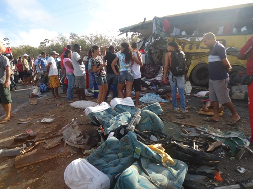 Ônibus da Gontijo se choca com trator que desprendeu de uma carreta e mata 13 pessoas na BR 110