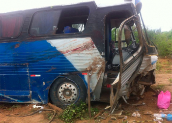 Jovem morre esmagado em tombamento de ônibus clandestino