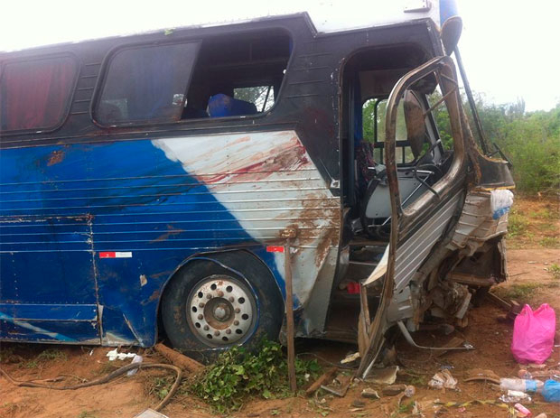 Jovem morre esmagado em tombamento de ônibus clandestino