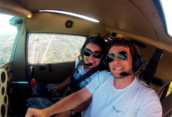 Piloto morre em mesmo avião em que pediu namorada em casamento – Veja o vídeo