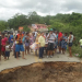 Saúde: moradores ironizam levando bolo para comemorar um ano de abertura de cratera na pista que permanece do mesmo jeito