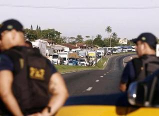 Moradores de Amélia Rodrigues interditam BR 324 e provoca engarrafamento de 10 km