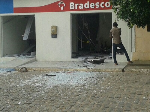 Caixa eletrônico do Bradesco de Sitio do Quinto é estourado