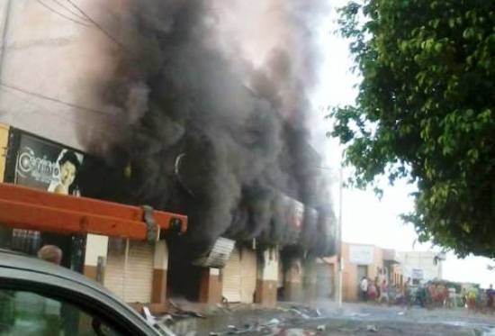 Supermercado é destruído pelo fogo em Coronel João Sá