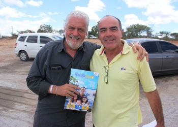 Governador recebe revista com as ações da Prefeitura de Coité