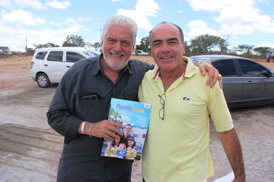 Governador recebe revista com as ações da Prefeitura de Coité