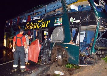 Ônibus da Banda Raça Negra tomba no interior de Pernambuco