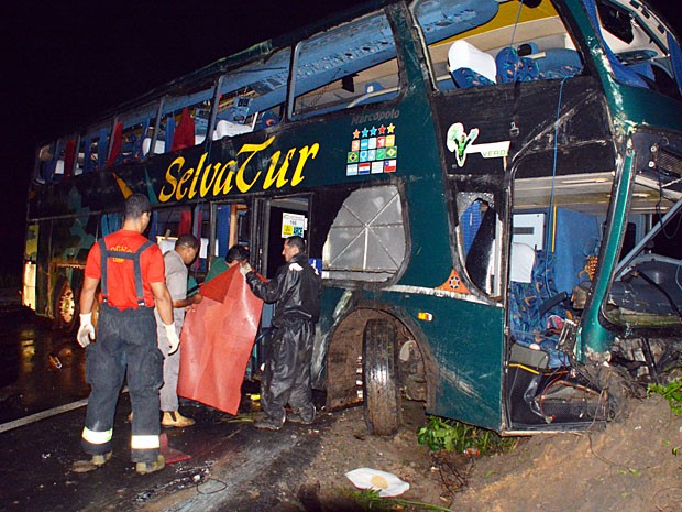 Ônibus da Banda Raça Negra tomba no interior de Pernambuco