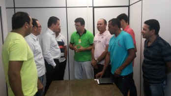 Equipe liderada por Lindomar de Abreu (de verde) reúne com Rui Costa