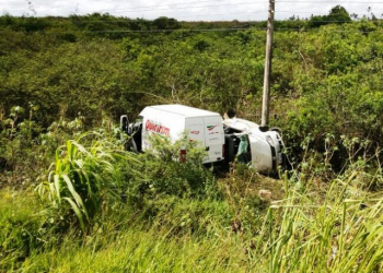 Veículos caem em ribanceira após colisão