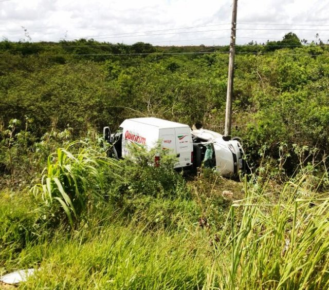 Veículos caem em ribanceira após colisão
