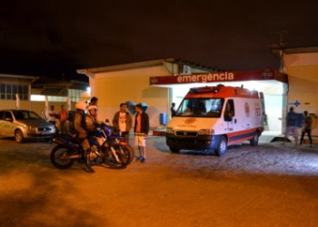 Policial é assaltado e baleado na porta de casa