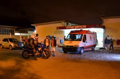 Policial é assaltado e baleado na porta de casa