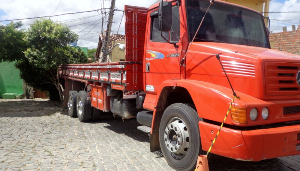 Santaluz: Caminhão desgovernado atinge poste e árvore e por pouco não invade casa
