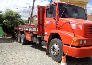 Santaluz: Caminhão desgovernado atinge poste e árvore e por pouco não invade casa
