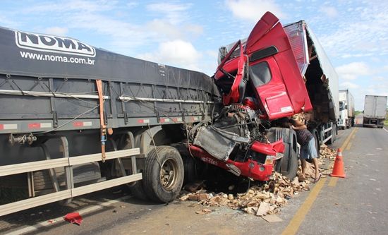 Carreteiro escapa da morte em grave acidente próximo a Euclides da Cunha